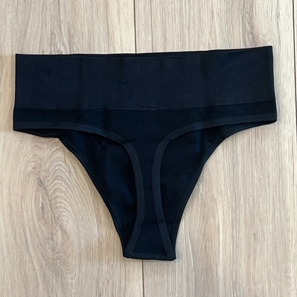 CURVEEZ Pure Shape Thong - Black - Picture 5 of 9